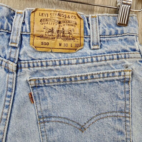 Levi's 550 Distressed Denim Shorts - Picture 4 of 6